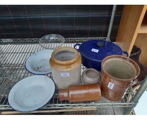 AN ASSORTMENT OF ITEMS TO INCLUDE A LE CREUSET COOKING POT, ENAMEL BOWLS AND STONE WARE POTS ETC 