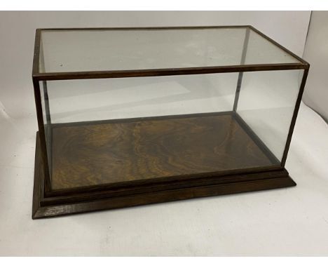 A VINTAGE WOODEN FRAMED DISPLAY CASE, 18 X 32 X 17CM 