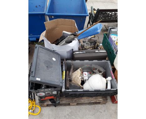 AN ASSORTMENT OF HOUSEHOLD CLEARANCE ITEMS TO INCLUDE LIGHT FITTINGS AND SPORTS EQUIPMENT ETC 