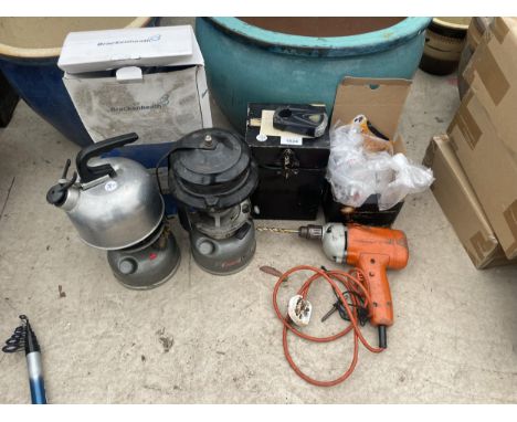 AN ASSORTMENT OF ITEMS TO INCLUDE TILLEY LAMP,CAMPING STOVE ETC 