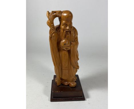 A VINTAGE CHINESE CARVED WOODEN FIGURE OF AN IMMORTAL 