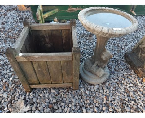 A RECONSTITUTED STONE BIRD BATH AND A WOODEN PLANTER 