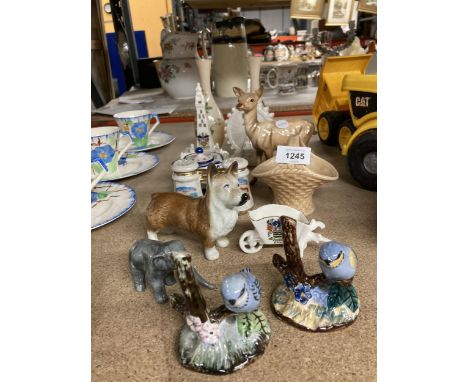 A QUANTITY OF CERAMIC ITEMS TO INCLUDE ANIMAL FIGURES, CRESTED WARE, ETC SOME A/F 
