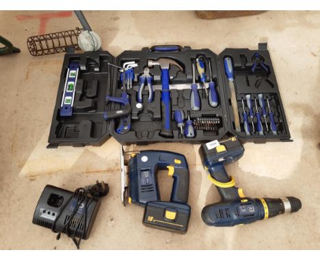 AN ASSORTMENT OF TOOLS TO INCLUDE BATTERY DRILL AND JIGSAW AND A TOOL SET ETC 