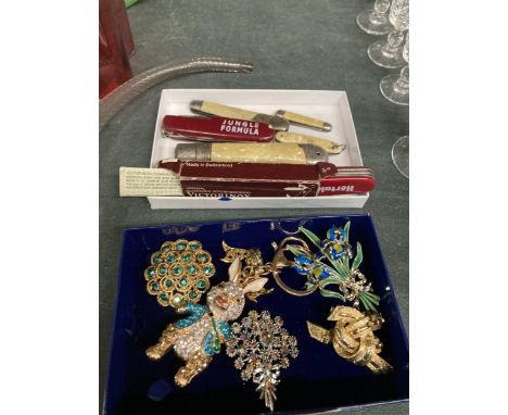 A COLLECTION OF PEN KNIVES TO INCLUDE SWISS ARMY STYLE, MOTHER OF PEARL, ETC PLUS A QUANTITY OF COSTUME JEWELLERY BROOCHES 