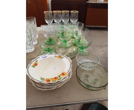 AN ASSORTMENT OF GLASS AND CERAMIC ITEMS TO INCLUDE DESERT BOWLS ETC 
