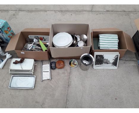 A LARGE ASSORTMENT OF ITEMS TO INCLUDE FLATWARE AND CERAMIC ITEMS ETC 