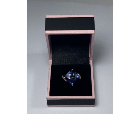 A 9CT GOLD, BLUE &amp; PURPLE ABSTRACT STONE RING,WEIGHT 3.6G, BOXED 