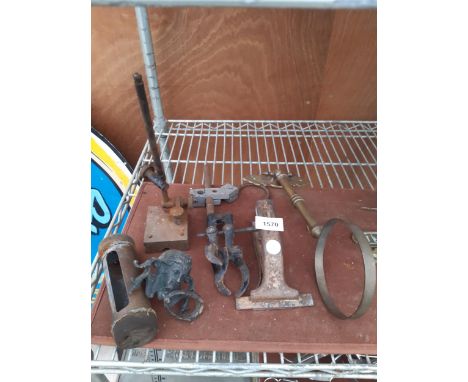 AN ASSORTMENT OF VINTAGE ITEMS TO INCLUDE A DOOR KNOCKER AND ENGINEERS STAND ETC 