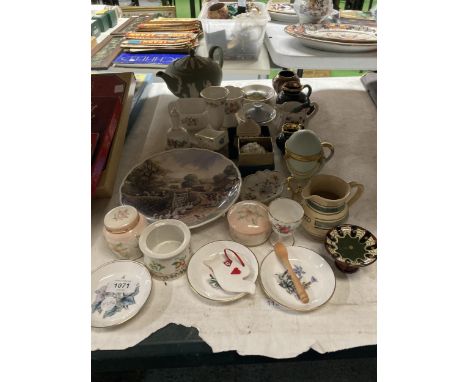 A QUANTITY OF CERAMIC ITEMS TO INCLUDE SMALL JUGS, BOWLS, PIN PLATES, TRINKET BOXES, A GREEN WEDGWOOD JASPERWARE TEAPOT, ETC 