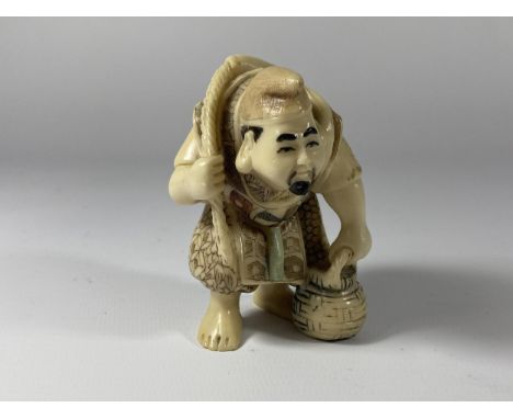 A CHINESE RESIN NETSUKE MODEL OF A FISHERMAN, HEIGHT 8CM 