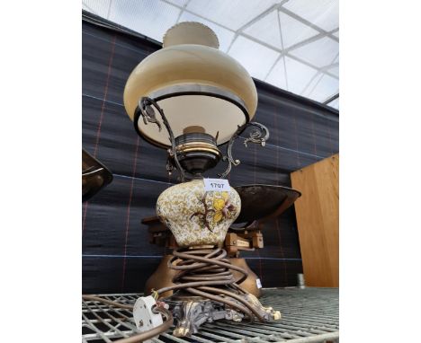 A VINTAGE BRASS OIL LAMP CONVERTED TO ELECTRIC COMPLETE WITH GLASS SHADE 
