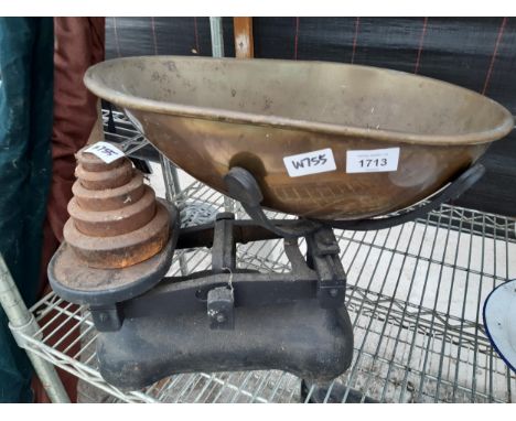 A SET OF VINTAGE BALANCE SCALES AND GRADUATED WEIGHTS 