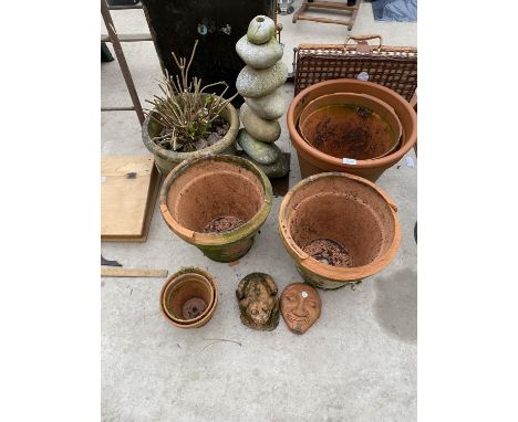 AN ASSORTMENT OF GARDEN ITEMS TO INCLUDE TERACOTTA POTS, A WATER FEATURE AND A GLAZED PLANTER ETC 