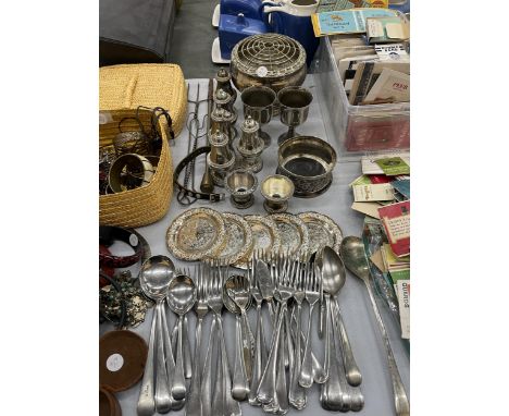 A QUANTITY OF WHITE METAL AND SILVER PLATED ITEMS TO IONCLUDE FLATWARE, CONDIMENTS, BEAKERS, ROSE BOWL, COASTERS ETC 