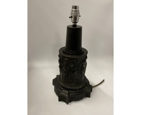 A VINTAGE SPELTER TABLE LAMP BASE WITH CLASSICAL FIGURE DESIGN, HEIGHT 37CM 