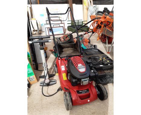 A MOUNTFIELD HP41 PETROL ENGINE LAWN MOWER COMPLETE WITH GRASS BOX 