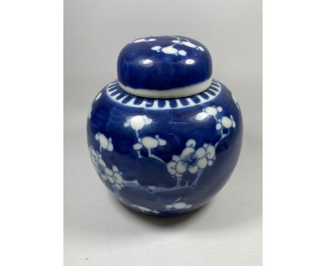 A CHINESE PRUNUS PATTERN GINGER JAR, DOUBLE RING MARK TO BASE, HEIGHT 15CM 