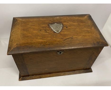 A VINTAGE OAK FOLD OUT WRITING SLOPE BOX WITH BLACK LEATHER INTERIOR, 20 X 33 X 19CM 