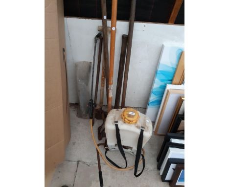 AN ASSORTMENT OF GARDEN ITEMS TO INCLUDE A GARDEN SPRAYER, PICK AXE AND CROW BAR ETC 