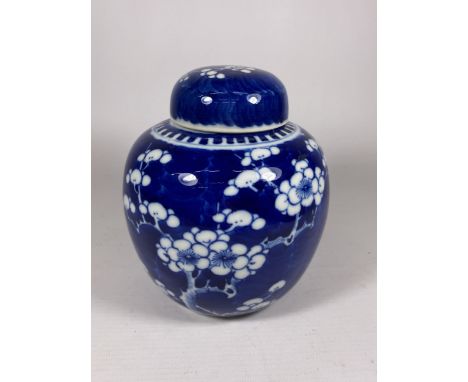 A 19/20TH CENTURY CHINESE PRUNUS PATTERN GINGER JAR, DOUBLE RING MARK TO BASE, 15.5CM 