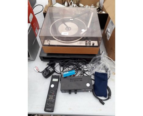 AN ASSORTMENT OF ITEMS TO INCLUDE A PHILIPS RECORD PLAYER, A VHS PLAYER AND AN ECHO MEGALOOP ETC 