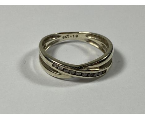 A 9CT GOLD CROSSOVER DIAMOND RING, WEIGHT 2.4G 