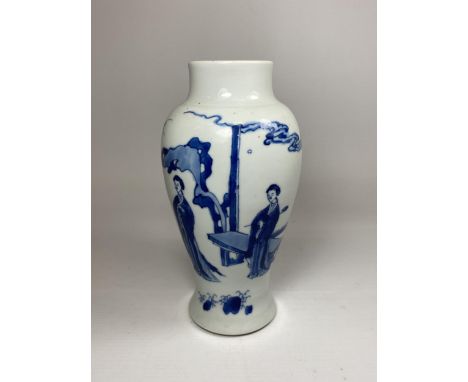 A CHINESE KANGXI PERIOD (1661-1722) BLUE AND WHITE PORCELAIN BALUSTER FORM VASE DEPICTING FIGURES IN GARDEN LANDSCAPE, UNMARK