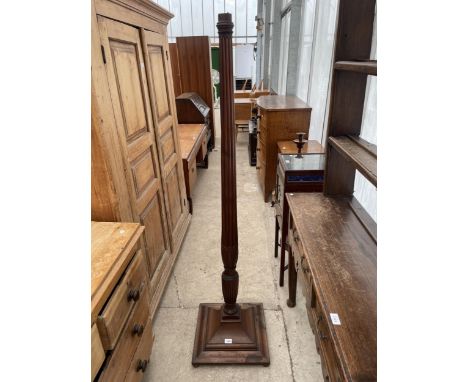 AN EARLY 20TH CENTURY MAHOGANY STANDARD LAMP ON STEPPED BASE WITH TURNED AND FLUTED COLUMN 