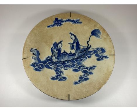 AN EARLY 20TH CENTURY CHINESE BLUE AND WHITE CHARGER WITH SEAL MARK TO BASE, DIAMETER 34.5CM 