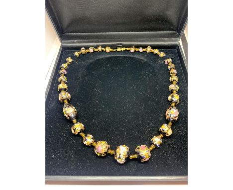 AN ENAMEL HANDPAINTED NECKLACE IN A PRESENTATION BOX 