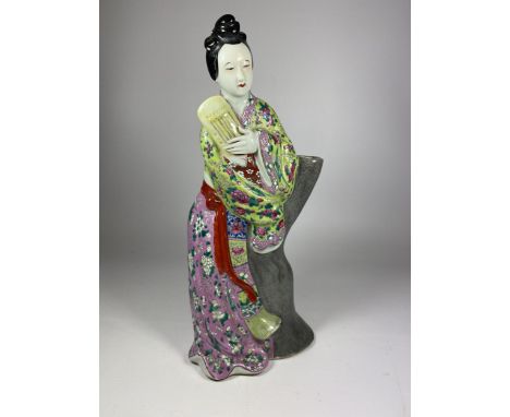 A CHINESE PORCELAIN FIGURE OF A GEISHA LADY WITH PINK, GREEN &amp; BLUE ENAMEL DESIGN, MARKED TO BASE, HEIGHT 29CM 