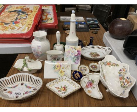 A COLLECTION OF CERAMICS TO INCLUDE AYNSLEY, COALPORT, SPODE, CROWN DERBY ETC 