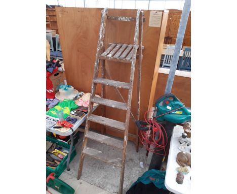 A VINTAGE FIVE RUNG WOODEN STEP LADDER 