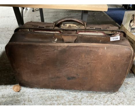 A VINTAGE GLADSTONE STYLE LARGE LEATHER BRIEFCASE 