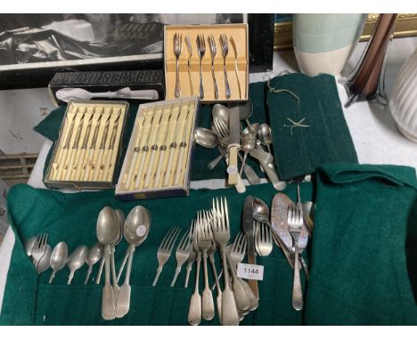 A LARGE AMOUNT OF VINTAGE BOXED AND UNBOXED FLATWARE TO INCLUDE KNIVES, FORKS, SPOONS, ETC 