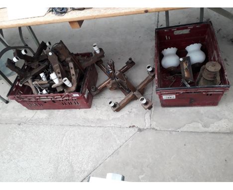 A LARGE ASSORTMENT OF VINTAGE LIGHT FITTINGS 