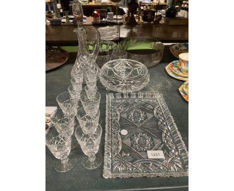 A QUANTITY OF GLASSWARE TO INCLUDE BOWLS, A DECANTER, WINE AND SHERRY GLASSES, ETC 