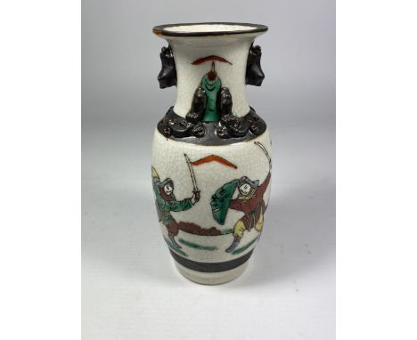 A CHINESE CRACKLE GLAZE VASE WITH WARRIOR DESIGN, SEAL MARK TO BASE, HEIGHT 15CM 