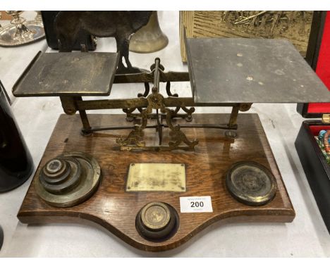 A SET OF VINTAGE POSTAL SCALES WITH WEIGHTS 