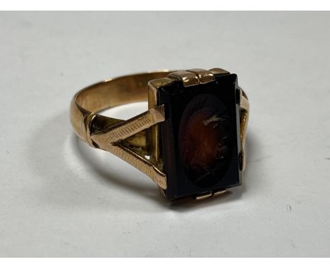 A 14CT YELLOW GOLD HARDSTONE RING, WEIGHT 5.14G 