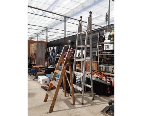 AN ALUMINIUM FIVE RUNG STEP LADDER AND A FURTHER THREE RUNG VINTAGE WOODEN STEP LADDER 