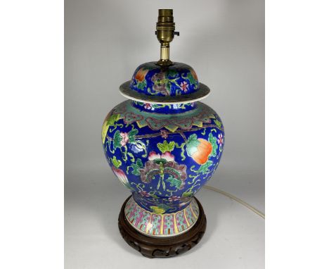 A LARGE CHINESE ENAMEL DESIGN PEACH BLOSSOM TABLE LAMP ON CARVED WOODEN BASE, HEIGHT INCLUDING FITTING 47CM 