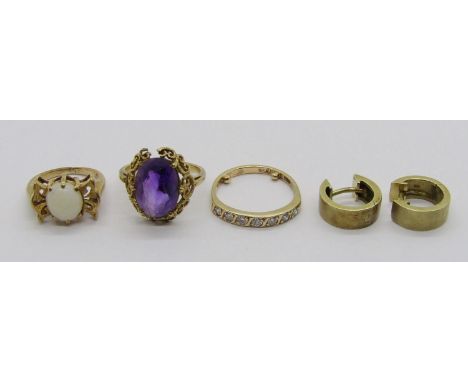 Group of vintage 9ct jewellery comprising a small opal ring, size C/D, an amethyst dress ring (mount af), a white stone half 