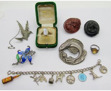 Collection of antique and later jewellery to include an early 20th century 9ct cabochon moonstone ring, size J/K, 2.4g, a sty
