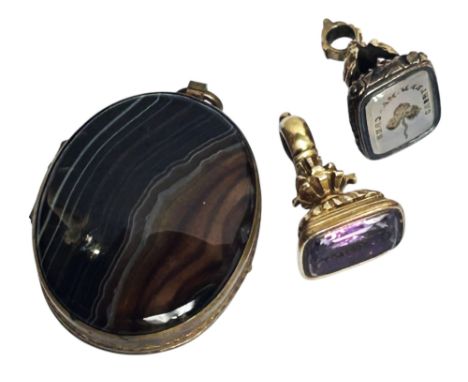 Small oval box with banded agate panels and two 19th century seal fobs with intaglio carved agate panels (3) 