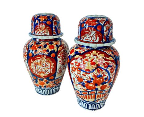 A pair of Imari vases with covers, height: 29 cm each (2)
