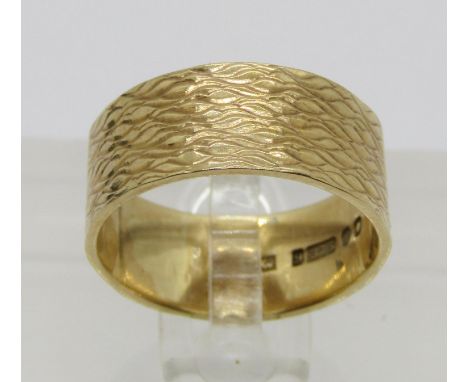 9ct wedding ring with textured finish, maker Kurt Weiss Ltd, London 1964, size L/M, 3.8g
