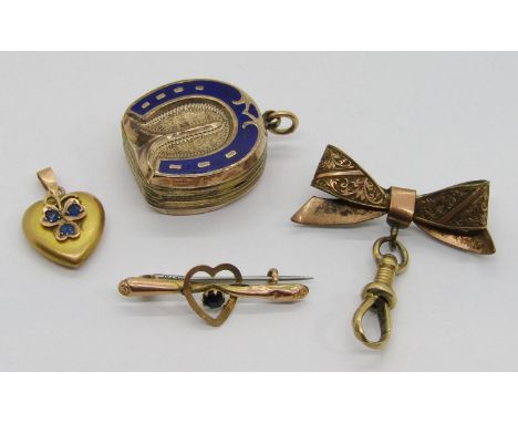 Small group of antique jewellery to include an equestrian style Victorian enamelled gilt metal horseshoe motif mourning locke