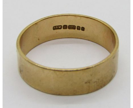 Gents large 9ct wedding ring, maker Slade &amp; Woolf Ltd, London 1977, size larger than Z, 2.5cm diameter approx, 5.8g